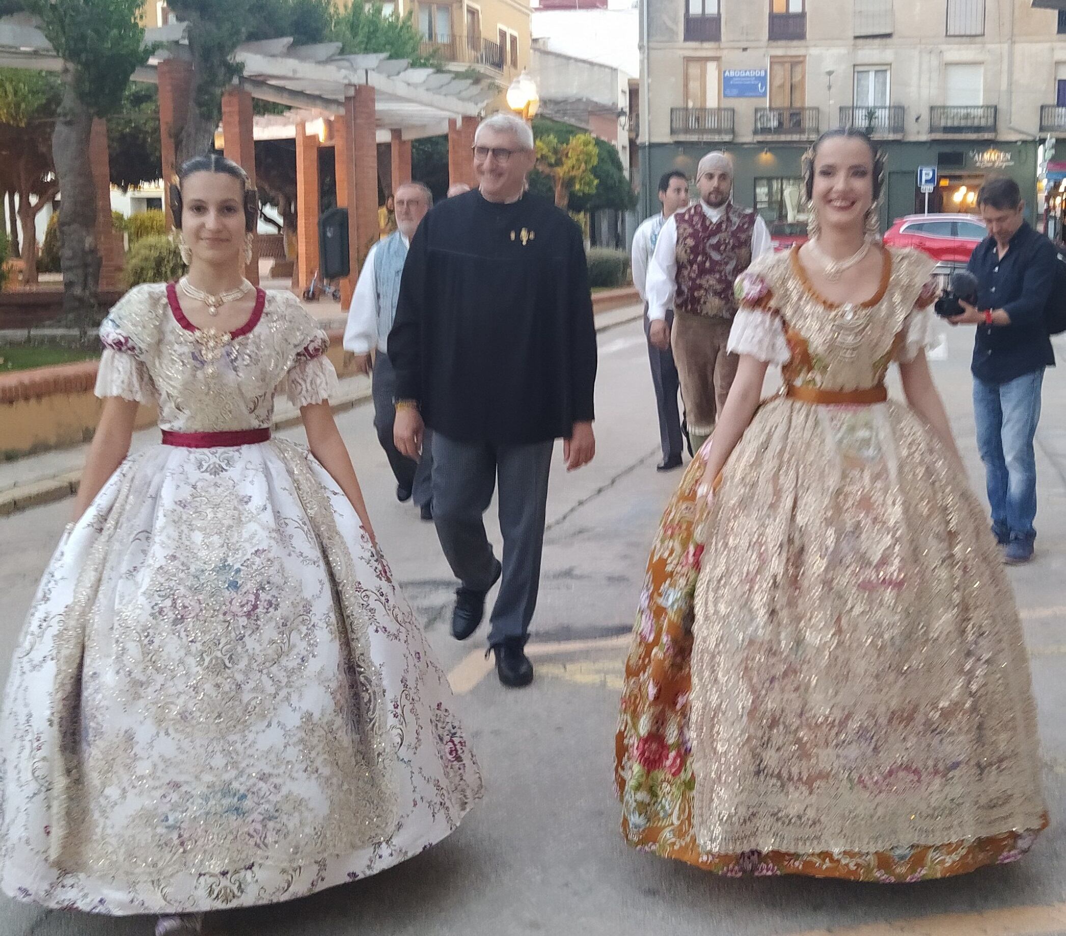 Noa Dacosta (i) y Aida Gavilà (d), minutos antes de acceder a la plaza de la Constitución.