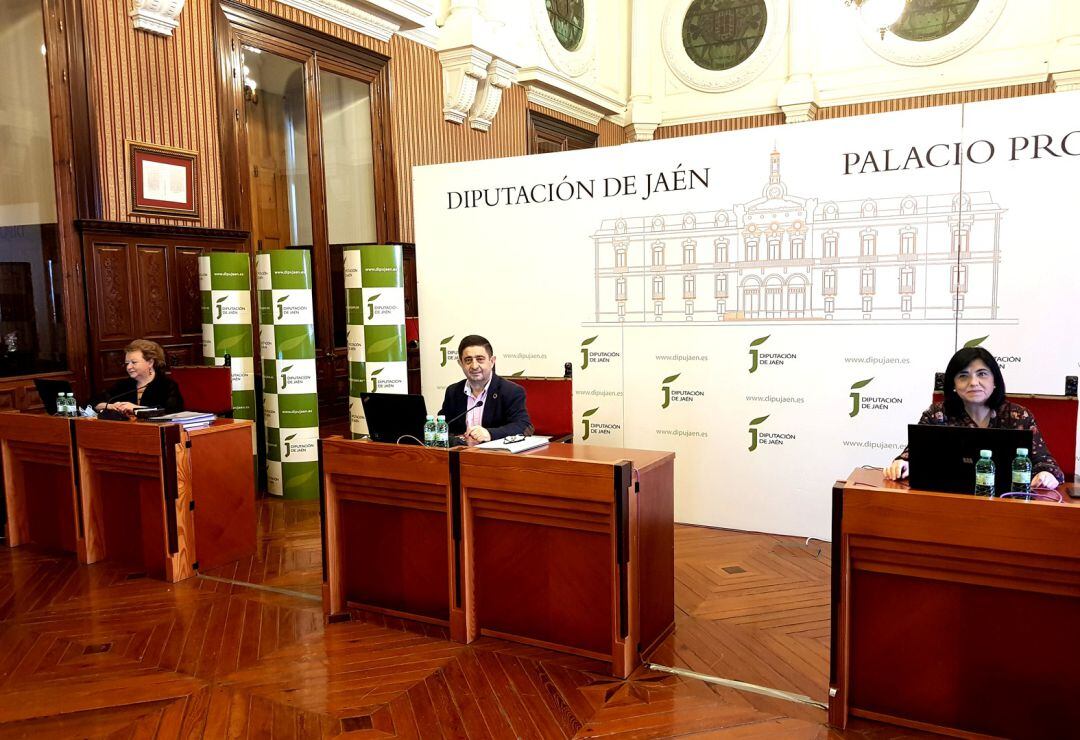 El presidente de la Diputacio, Fco. Reyes, entre las dos vicepresidentas, Pilar Parra y Paqui Medina, en la reunión del Consejo de Alcaldes