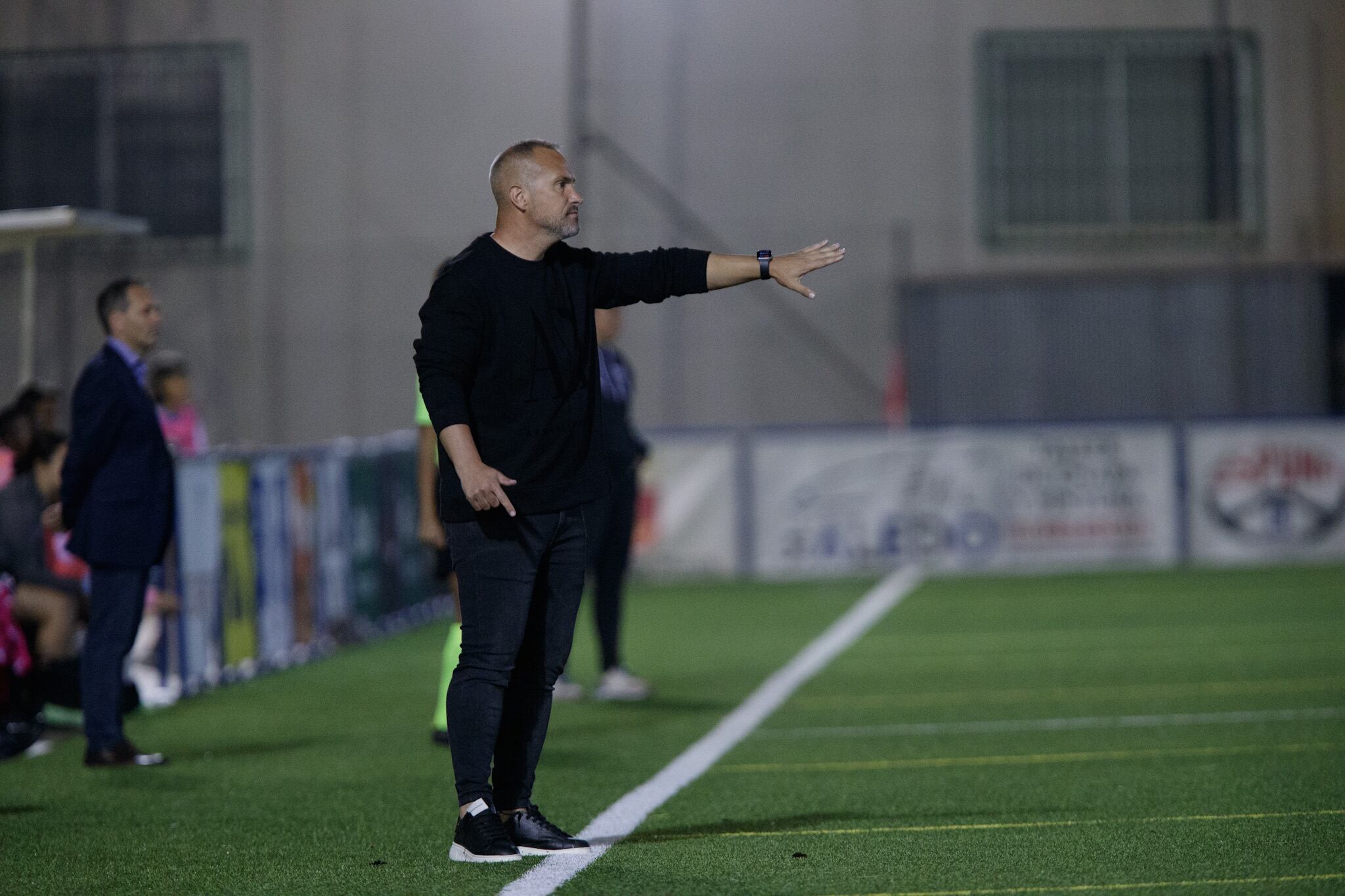 Randri García dirigiendo a sus jugadoras desde el banquillo