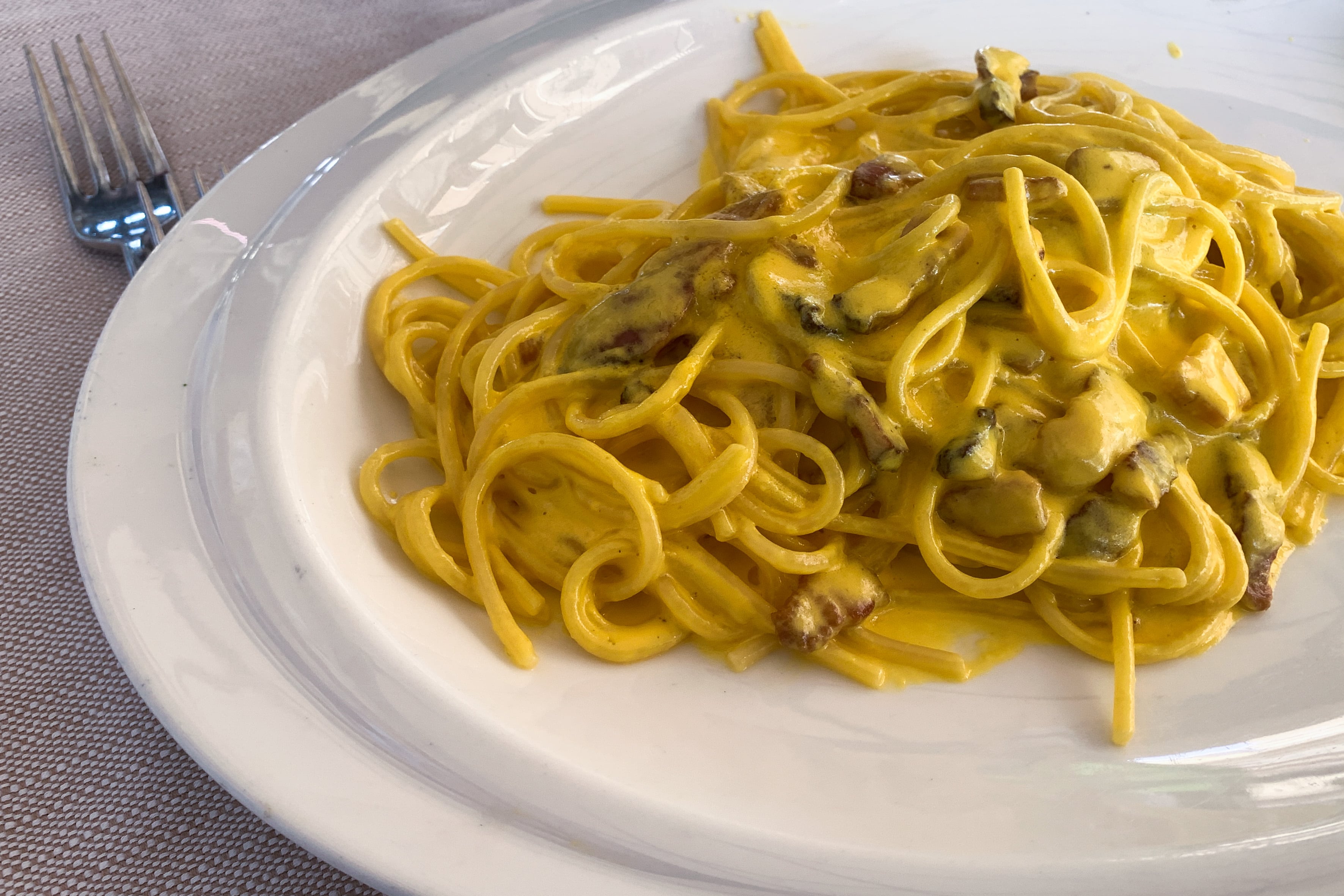 Espaguetis a la carbonara, en un restaurante de Milán.