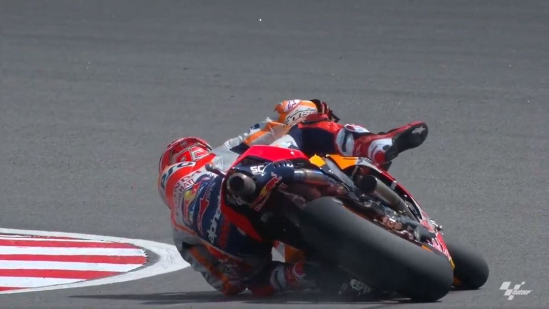 Marc Márquez en el momento de su salvada