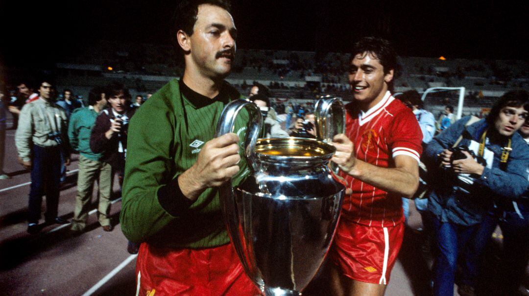 Bruce Grobbelaar y Michael Robinson celebran la victoria del Liverpool en la Copa de Europa.