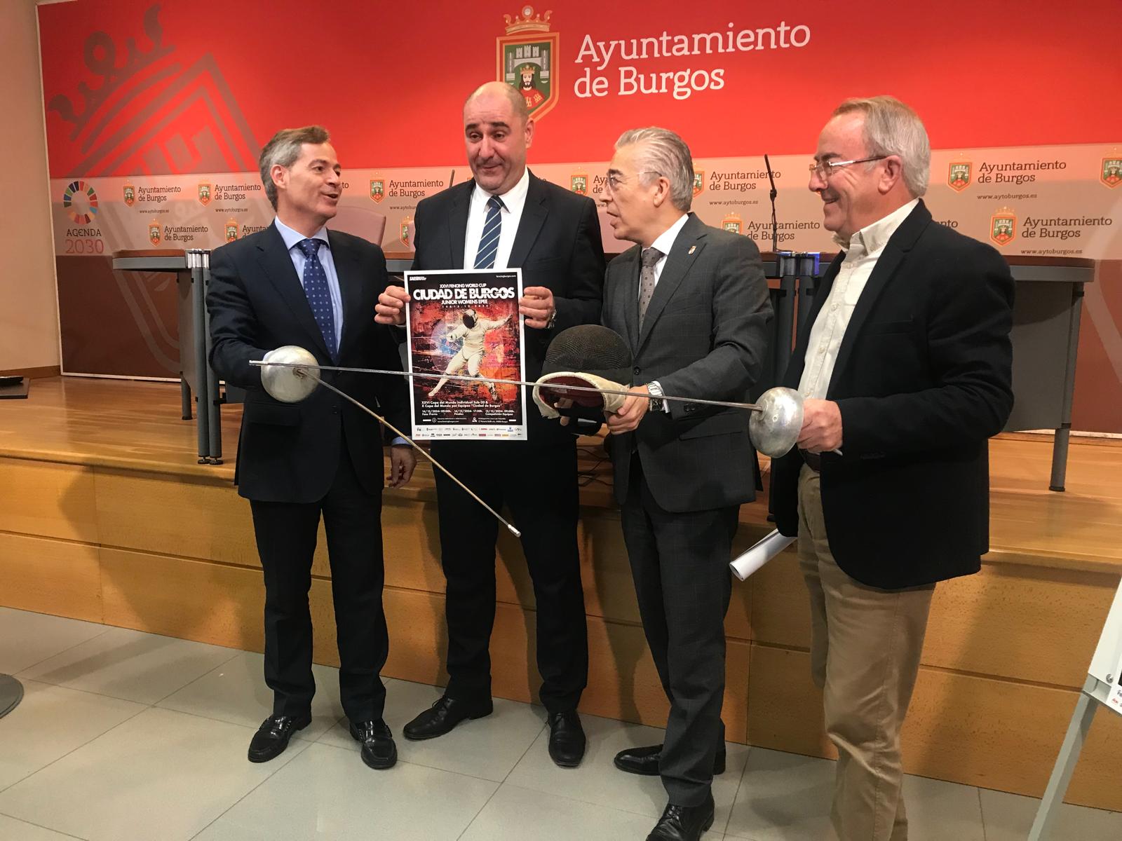 De izquierda a derecha, César Barriada (concejal de Deportes), Carlos Zayas (presidente de la Sala de Esgrima de Burgos), Roberto Saiz (delegado territorial de la Junta de Castilla y León) y Ángel Carretón (presidente del IDJ de la Diputación de Burgos). / Foto: Radio Castilla