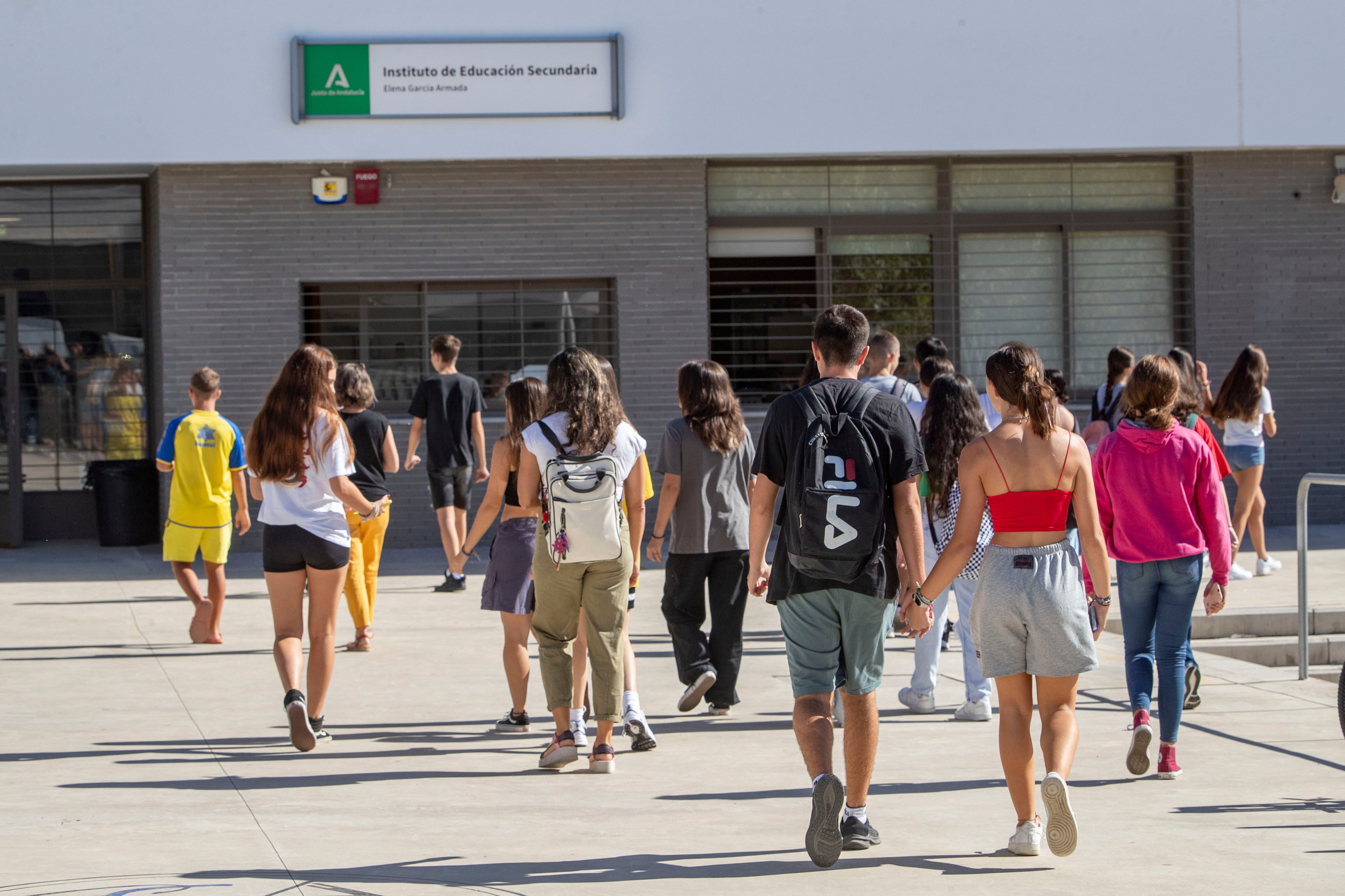 Los alumnos del IES Elena García Armada de Jerez durante el retorno a las clases. EFE/ Román Ríos