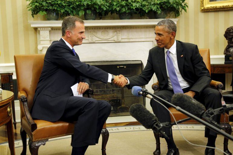 U.S. President Barack Obama shakes hands with Spain&#039;s King Felipe VI at the Oval Office during a visit to the White House in Washington September 15, 2015. REUTERS/Carlos Barria