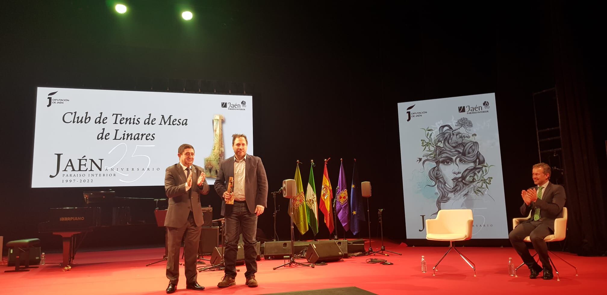 Momento de la entrega del premio al Real Club Tenis de Mesa de Linares