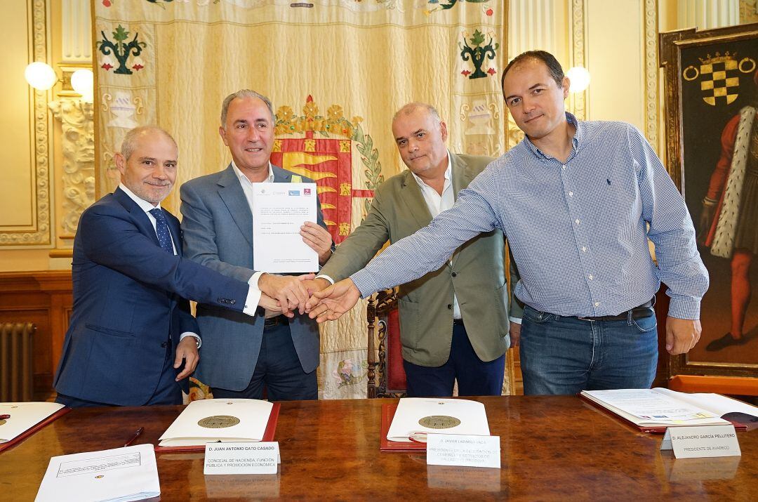 Firma del convenio entre el presidente de la Cámara de Comercio, el concejal de Hacienda y los presidentes de Fecosva y Avadeco