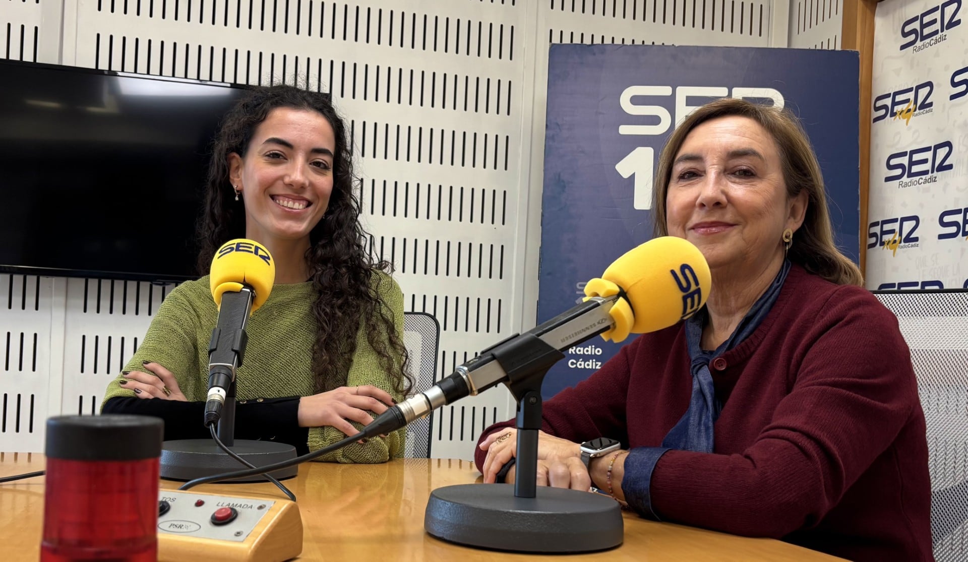 La fiscal antidroga, Ana Villagómez (a la derecha) durante la entrevista con la periodista Lorena Ruiz (izquierda)