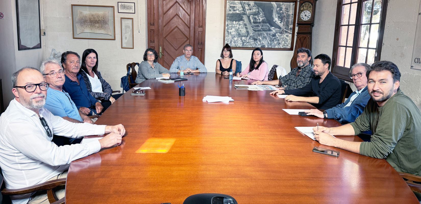 Imatge de la reunió amb els veïns i entitats socials