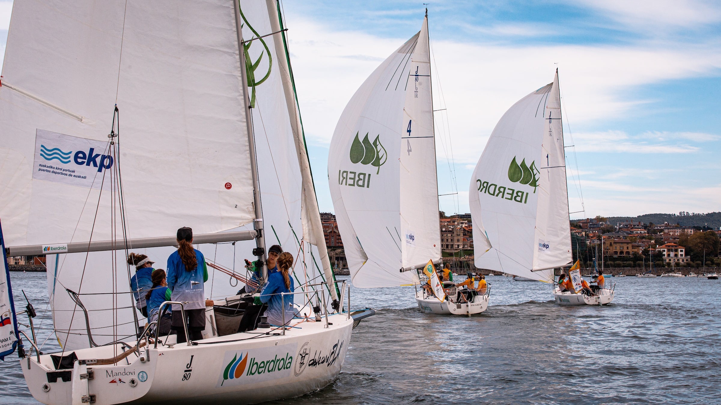 Participantes en la regata de la Liga Iberdrola disputada en Getxo.