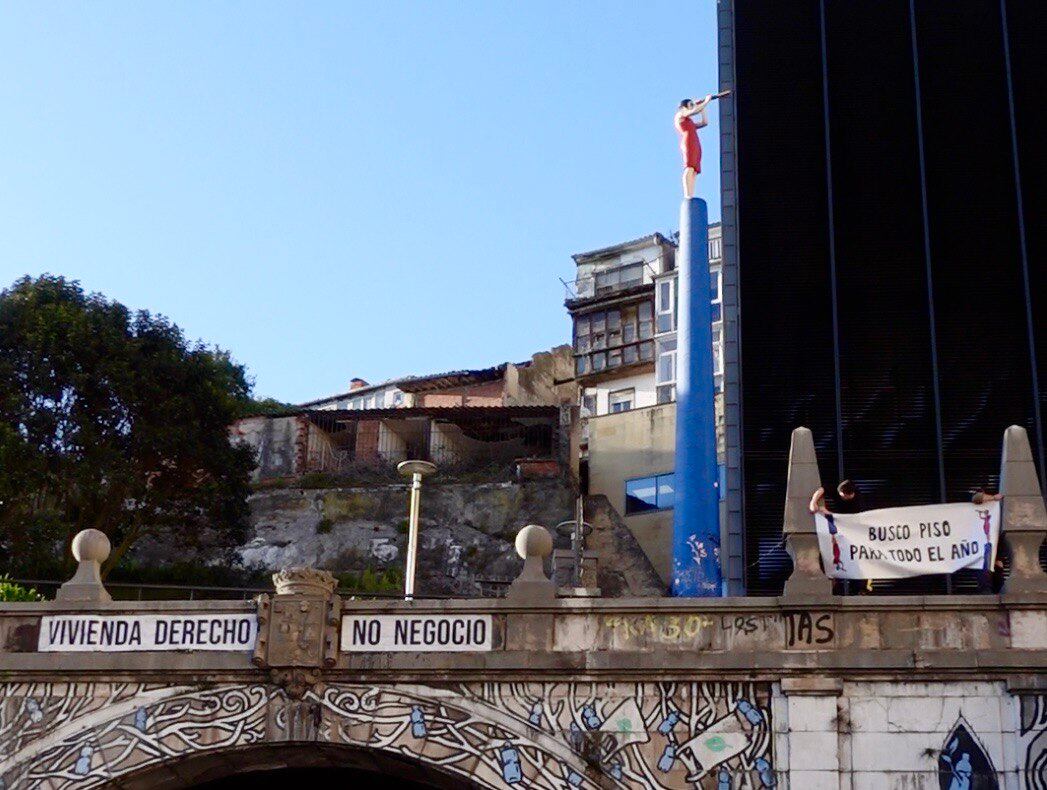 Protesta de Cantabria No Se Vende, frente a la Consejería de Vivienda en Santander