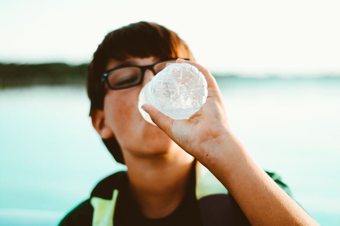 Beber agua y mantener nuestro cuerpo hidratado es una de las principales recomendaciones para cuidar nuestra salud