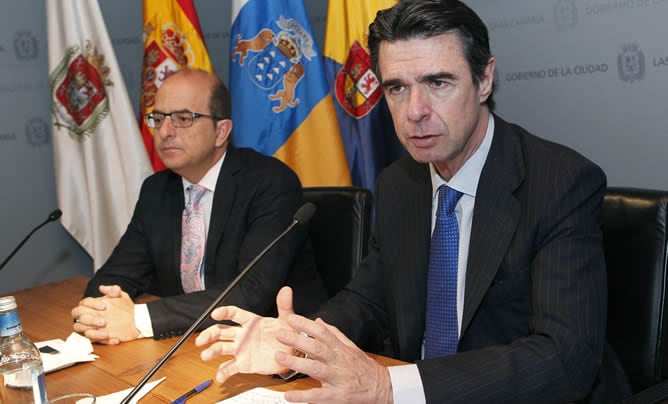 El ministro de Industria, Energía y Turismo, José Manuel Soria (d), y el presidente del Cabildo de Gran Canaria, y el alcalde de la capital, Juan José Cardona (i), este lunes