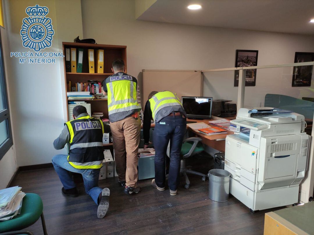 Operación policial en Sevilla y otros municipios por la que se ha desarticulado una red especializada en frustrar concursos de acreedores.