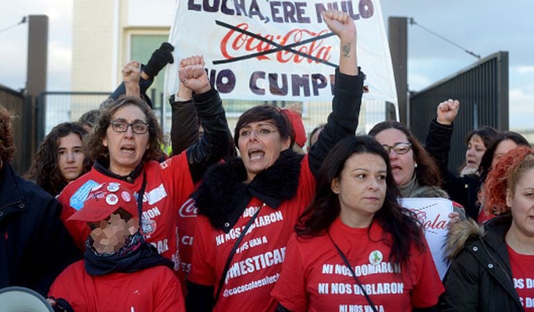 Mujeres de trabajadores de Coca Cola anuncian que harán huelga de hambre estas navidades.