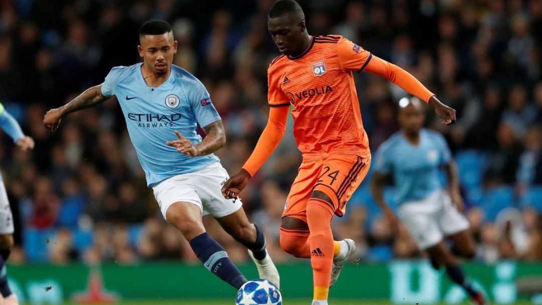 Pape Cheikh (derecha) durante un partido de Champions con el Olympique de Lyon.