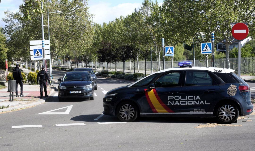 Control policial a la entrada de una ciudad