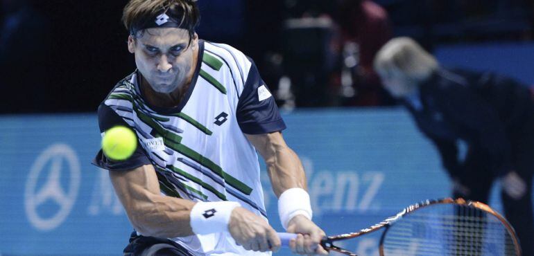 El tenista español David Ferrer devuelve una bola de revés al tenista japonés Kei Nishikori durante el partido del Grupo A del Masters de tenis de Londres, en Reino Unido, hoy 13 de noviembre de 2014.