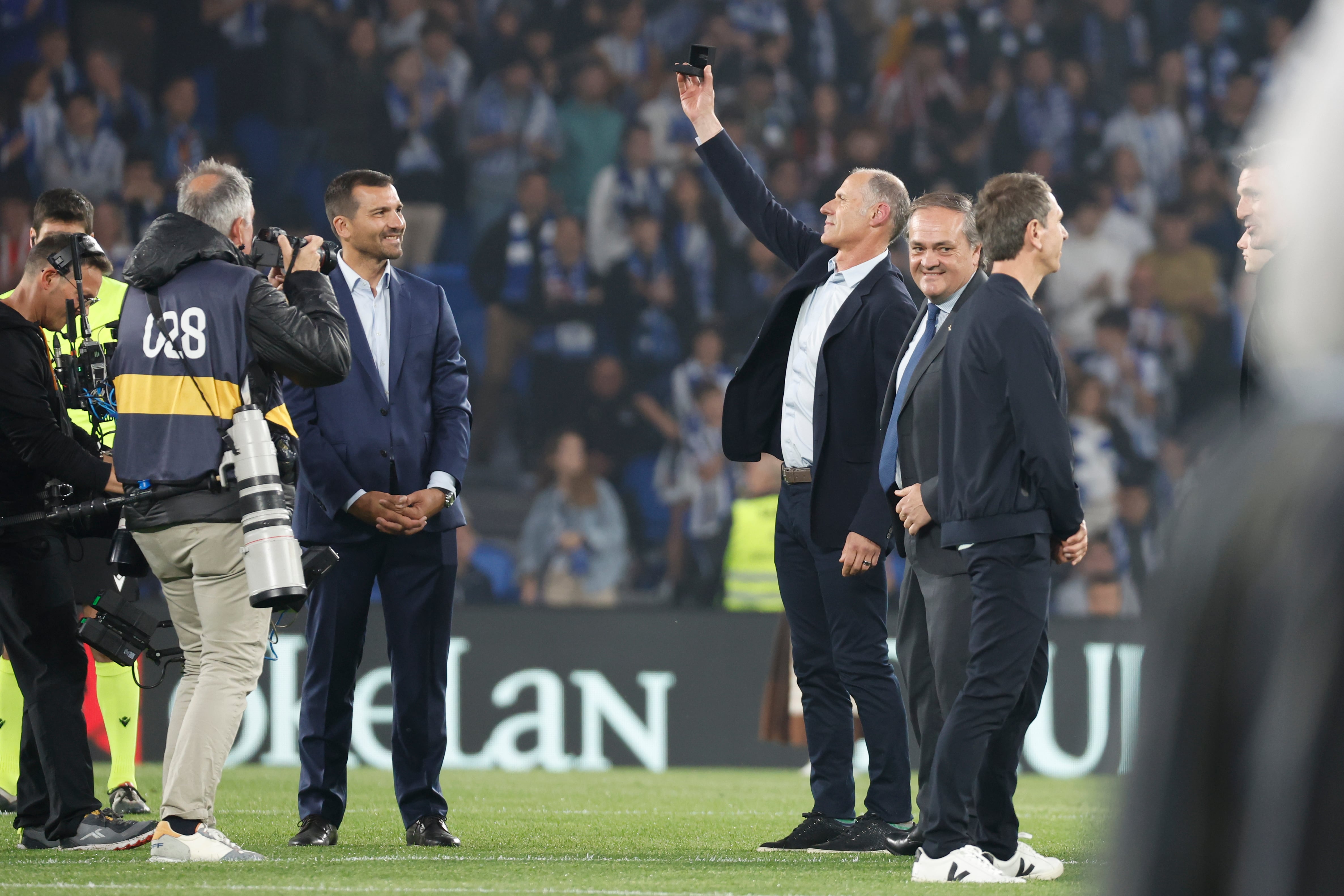 SAN SEBASTIÁN, 04/05/2025.- El presidente de la Real, Jokin Aperribay (2-d), junto al exportero Alberto (3-d) y el exjugador De Paula (3-i) durante el homenaje antes del partido de LaLiga EA Sports de fútbol que Real Sociedad y Athletic Club disputan este domingo en el Reale Arena, en San Sebastián. EFE/Juan Herrero
