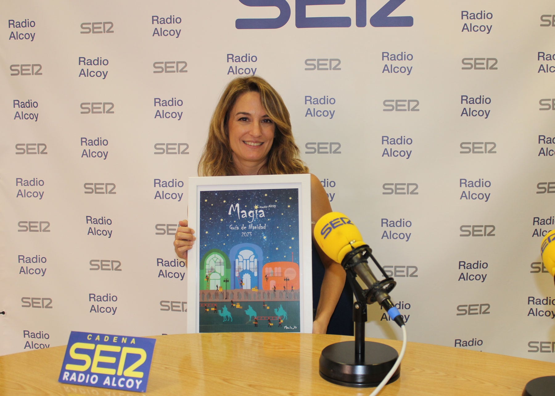 Azaila Jordá, con la portada de la guía 'Magia' de 2023 que regaló a Radio Alcoy