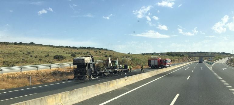 El camión ha quedado calcinado tras el incendio.