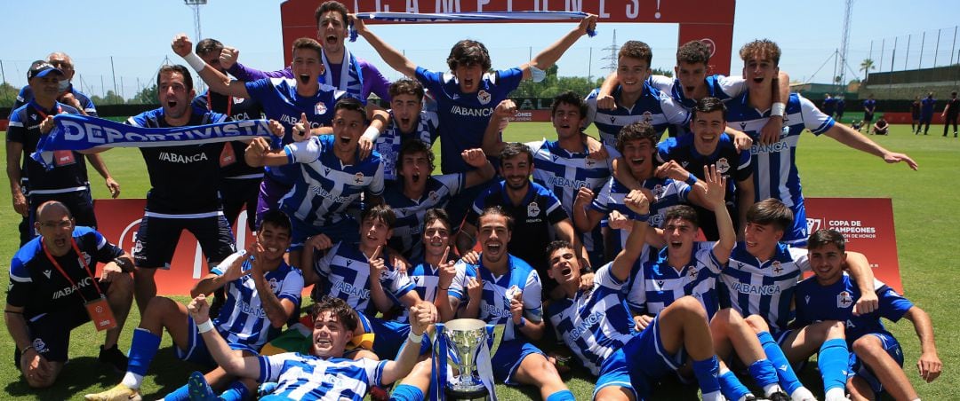 Los juveniles del Deportivo celebran su título en la Copa de Campeones