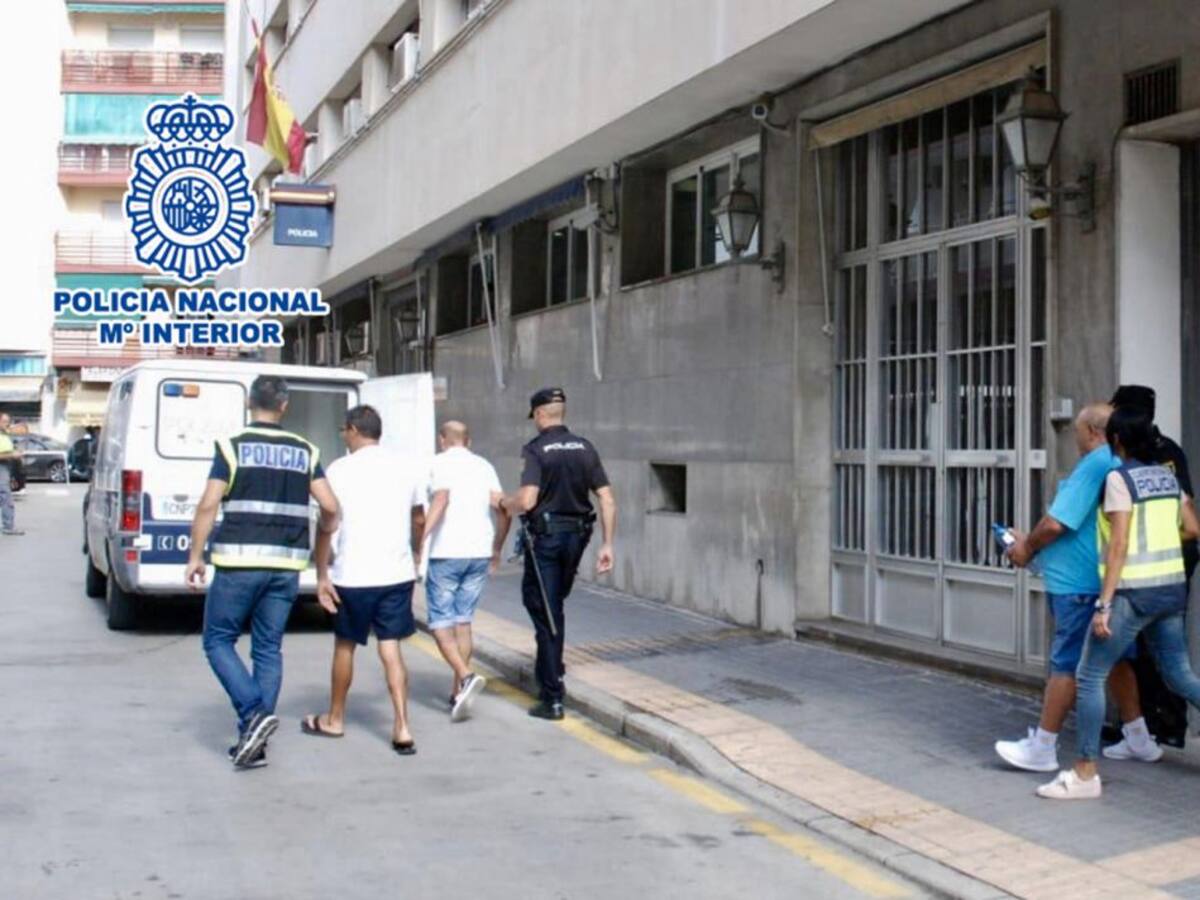Orden de alejamiento en Benidorm para cuatro trileros que robaban a turistas si no apostaban