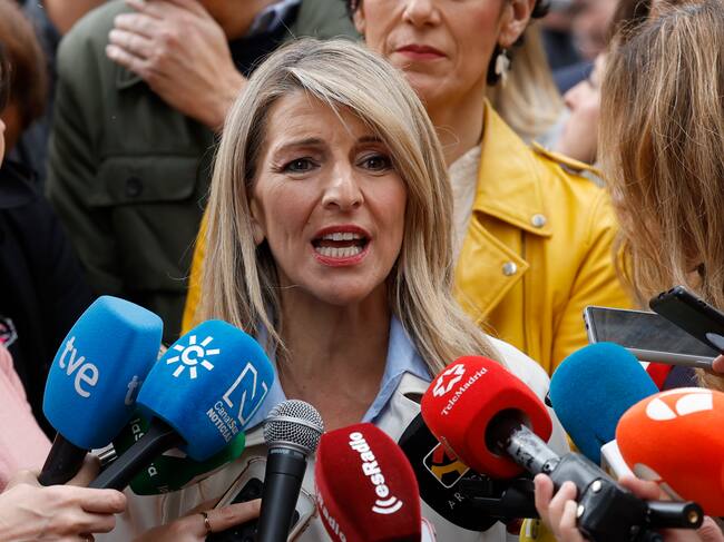 La vicepresidenta segunda del Gobierno y ministra de Trabajo, Yolanda Díaz, conversa con los periodistas.
