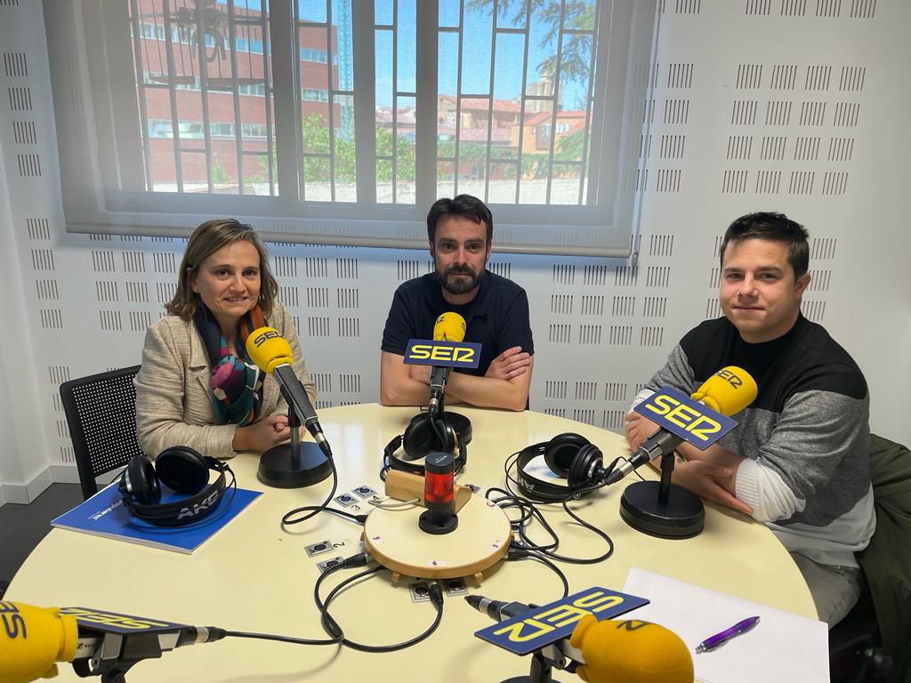 Los candidatos de Ólvega, Elia Jiménez (PP) y Mario Calonge (Unidas Podemos), en SER Soria.