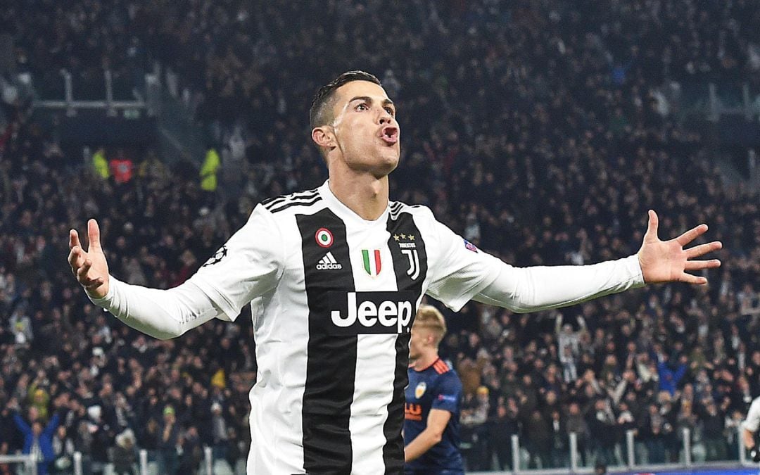 Cristiano Ronaldo de la Juventus reacciona durante el partido de fútbol del Grupo H de la Liga de Campeones de la UEFA, entre el Juventus FC italiano y el Valencia CF español, en el estadio Allianz de Turín (Italia). 