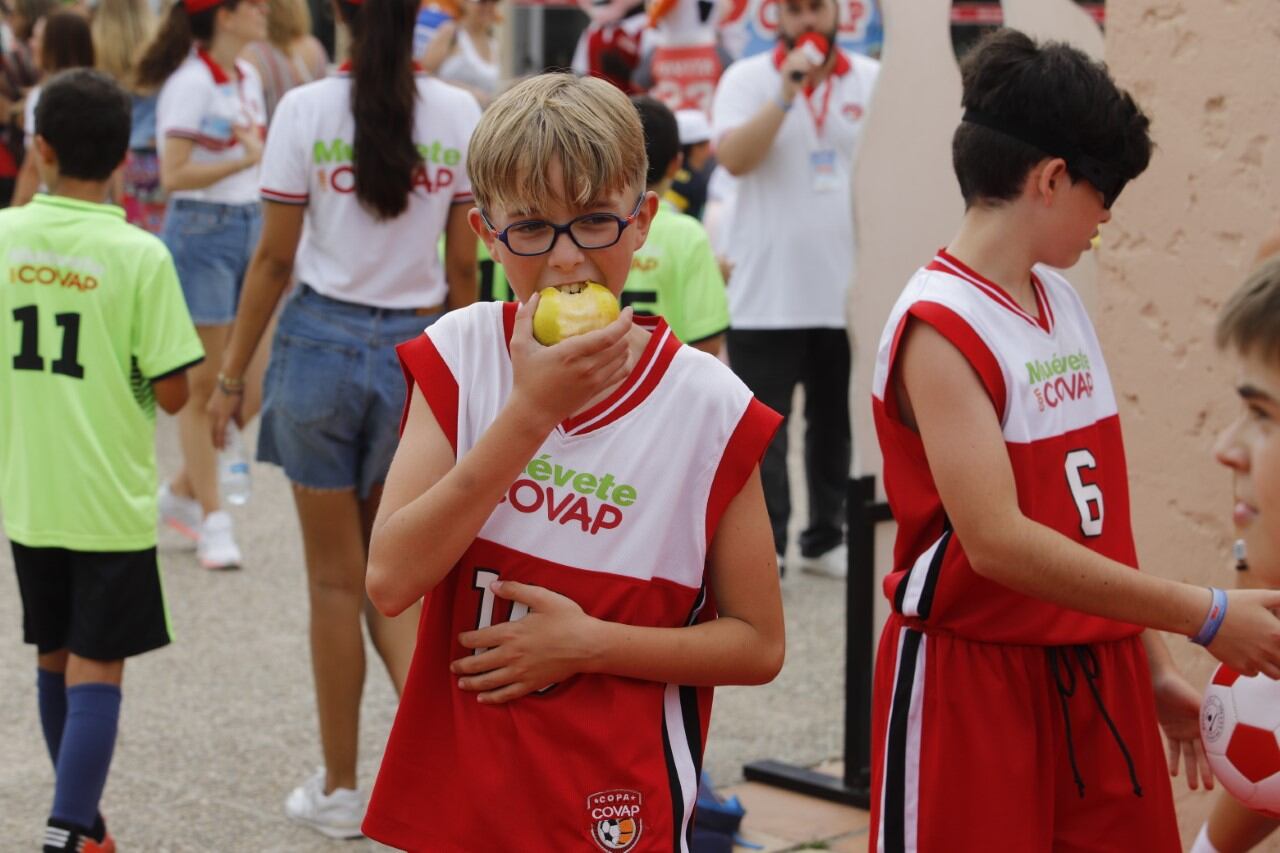 Participante de la Copa Covap comiendo una pieza de fruta.