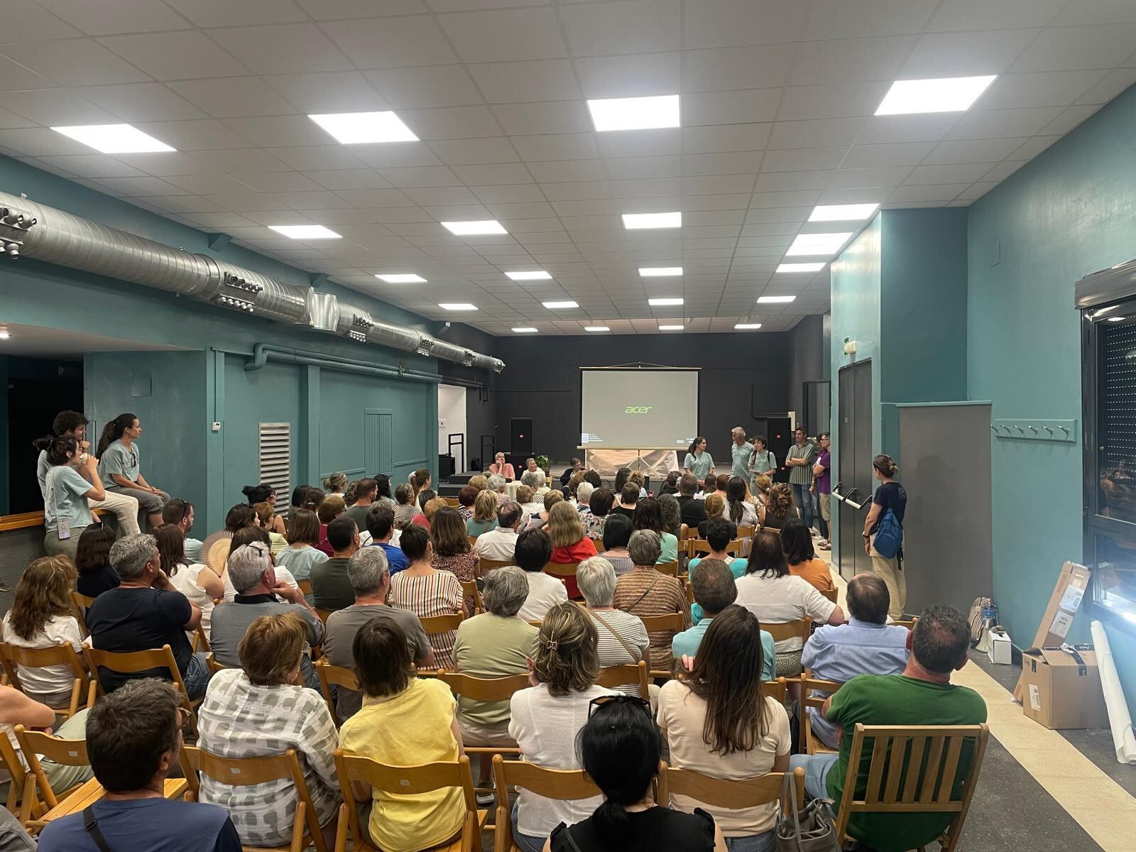 La proyección del documental Ellas Cuentan, de la residencia Comarcal “La Solana”, llenó el salón de actos