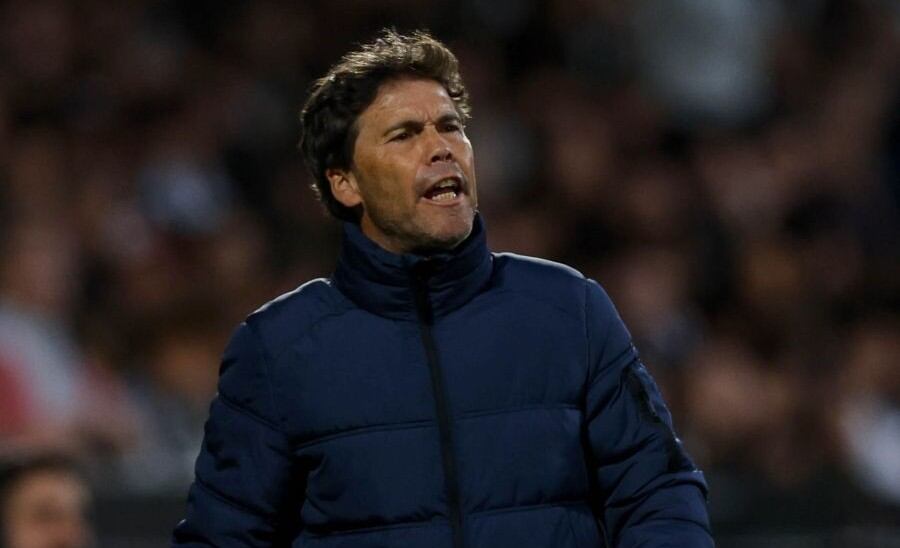 Rubi en la banda de Castalia dando instrucciones.