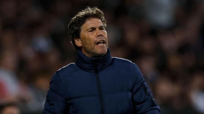 Rubi en la banda de Castalia dando instrucciones.