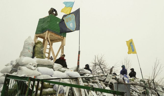 Una barricada que cuenta con una torre de vigilancia, durante una nueva jornada de protestas en el centro de Kiev