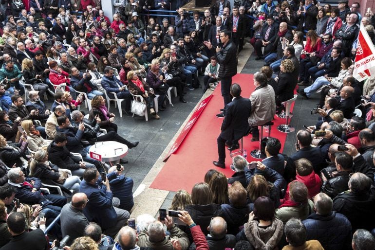 Pedro Sánchez en Xirivella con Yolanda Seva (en primera línea) y Alejandro Soler (en segunda) en el estrado