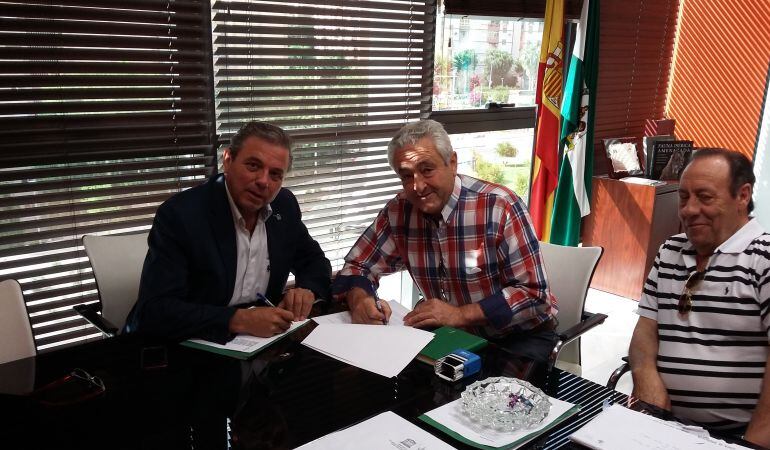 Firma del convenio de Gestión de Montes Públicos de Cabra del Santo Cristo. El delegado territorial, Juan Eugenio Ortega(i) y el alcalde José Rubio(c)