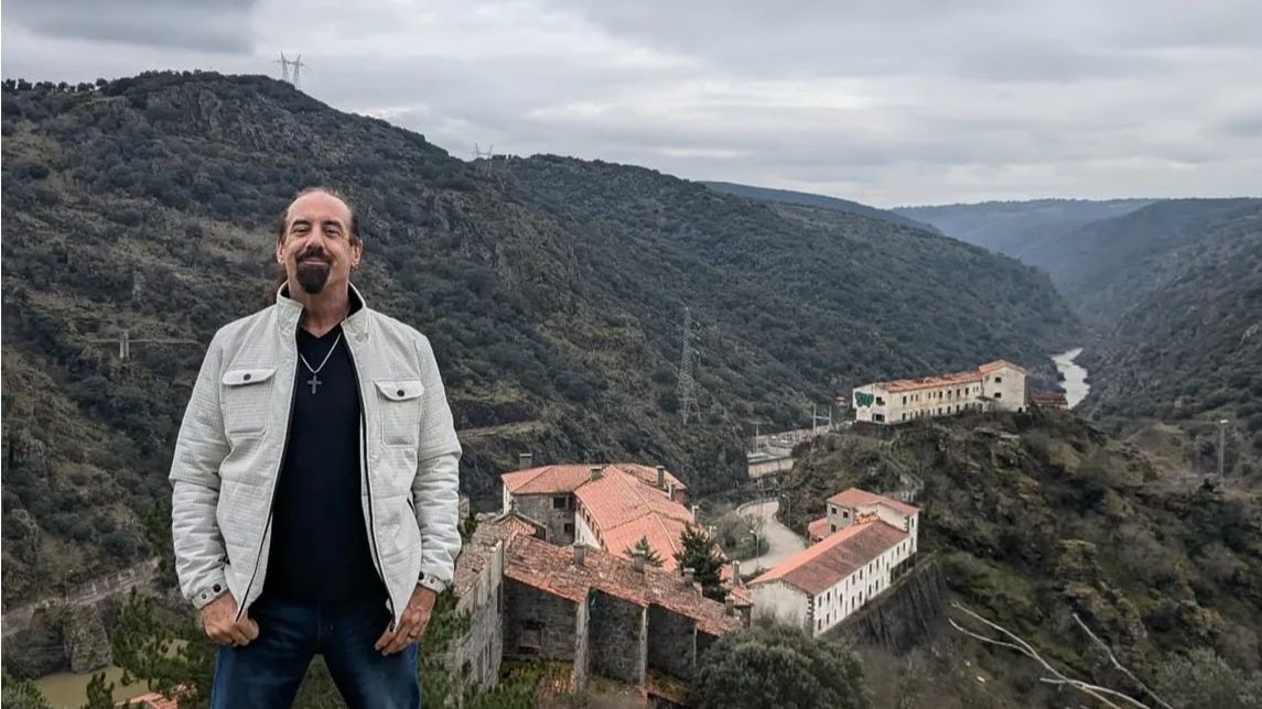 Jason Lee Beckwith posando en Salto de Castro. Foto Instagram: jasonbeckwith1