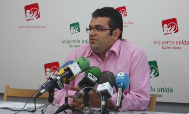 Al actual alcalde de IU, Miguel José Gonzálezm, en rueda de prensa