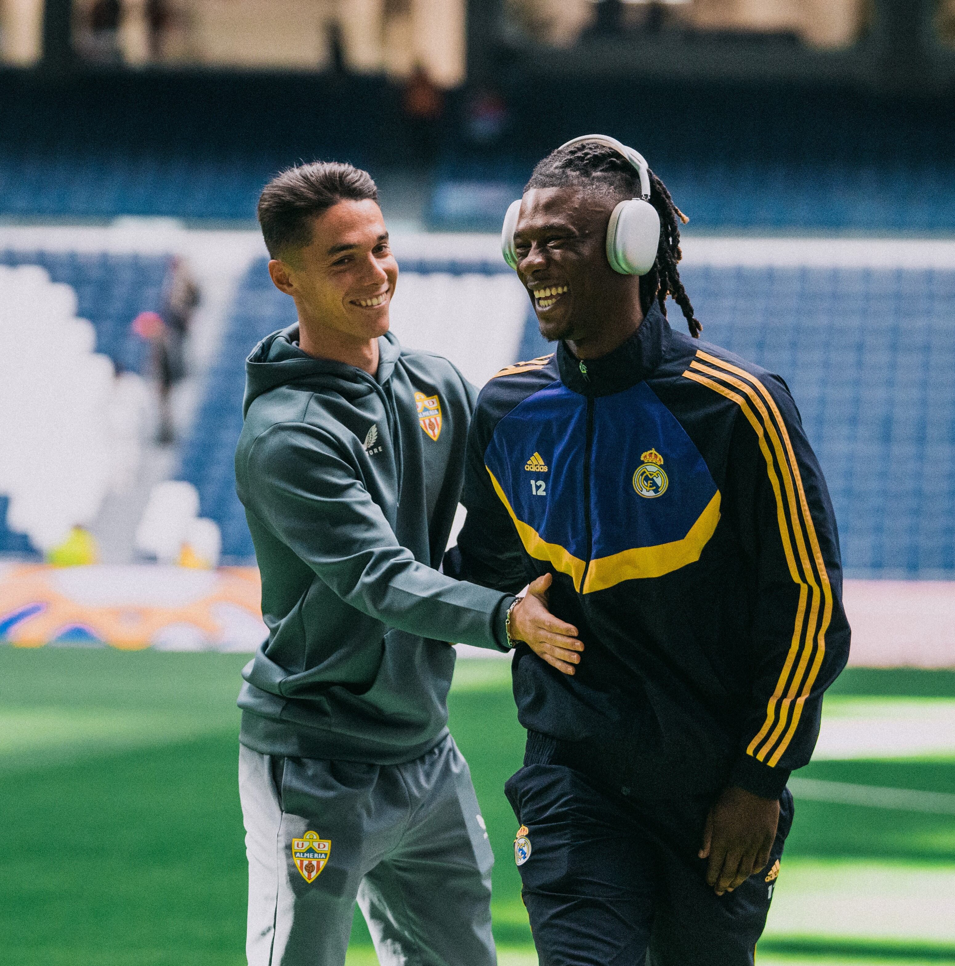 Arribas saluda a Camavinga en la previa del Real Madrid-Almería.