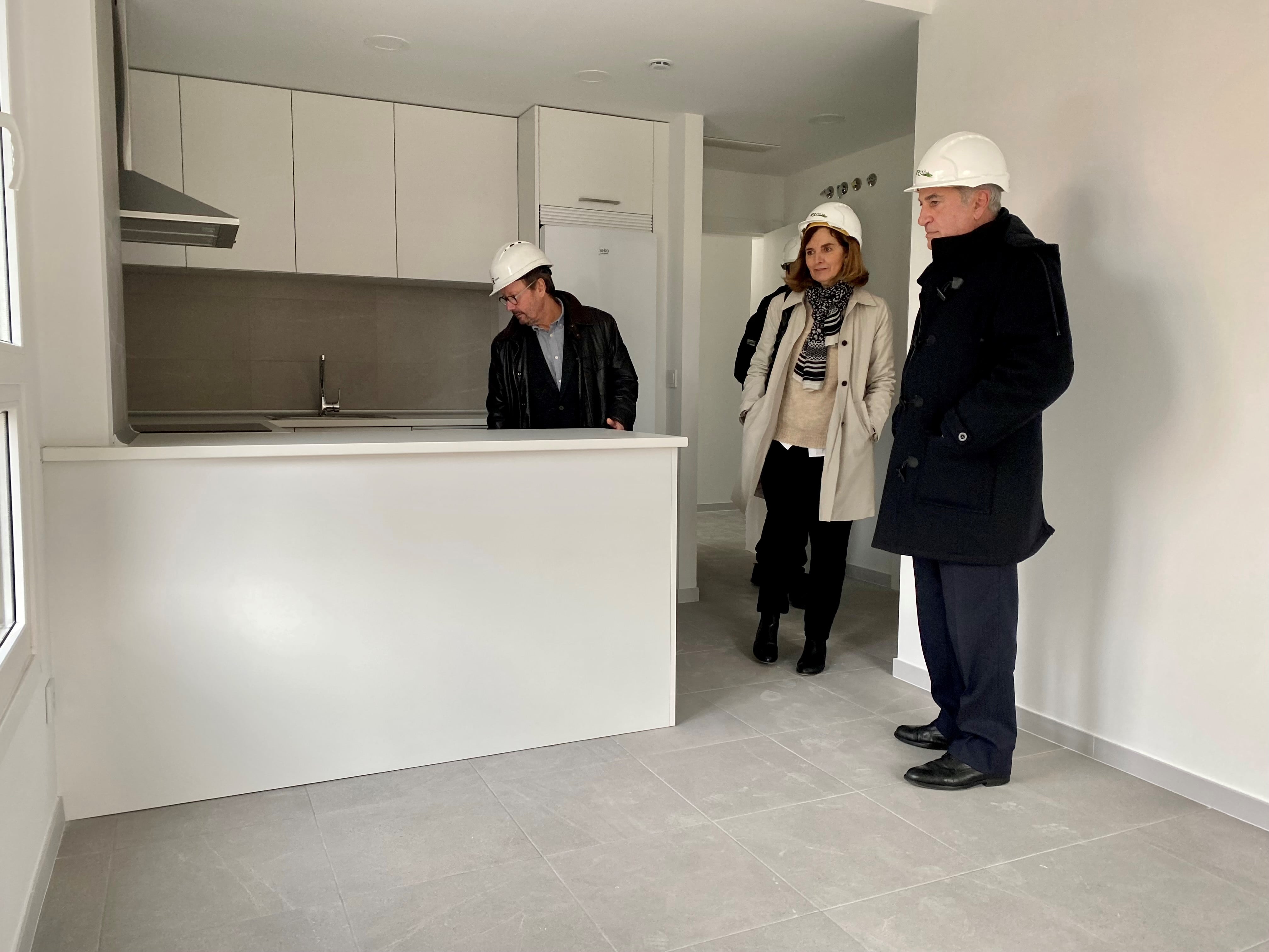 El consejero de Vivienda, Iñaki Arriola, visita unos apartamentos para jóvenes en Vitoria