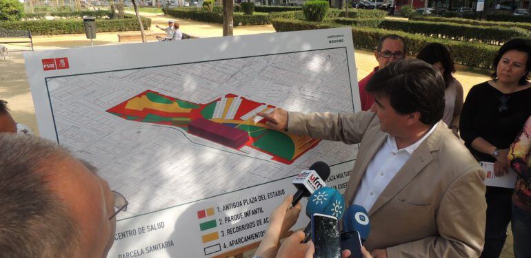 El alcalde de Huelva, Gabriel Cruz, presenta en Isla Chica cómo quedará el centro de salud de Isla Chica. 