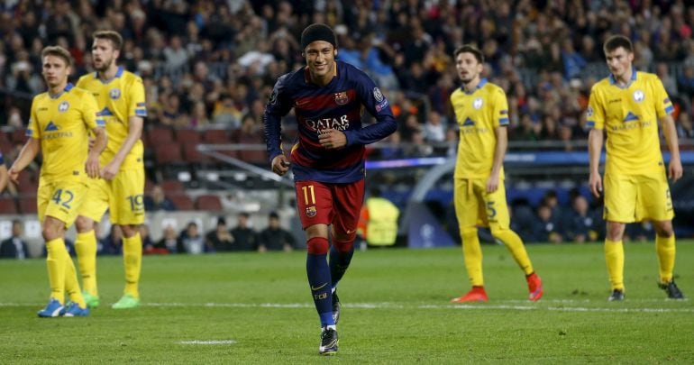 Neymar celebra uno de sus goles al BATE.