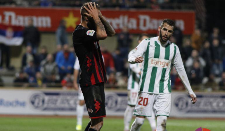 Angel Martínez es posa les mans al cap lamentant una oportunitat de gol.