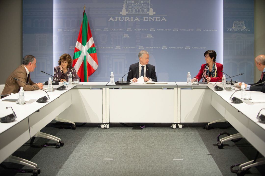 Imagen facilitada por el servicio Irekia del Gobierno Vasco del lehendakari, Iñigo Urkullu (c), que hoy lunes ha presidido en Vitoria el Consejo Asesor del LABI. 