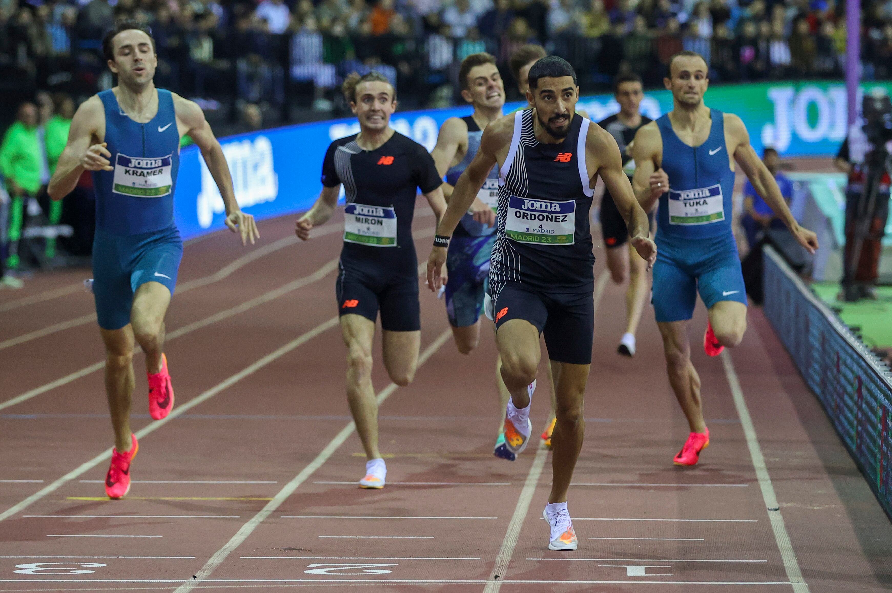 MADRID (ESPAÑA), 22/02/2023.- El atleta Saúl Ordóñez (c) entra vencedor de la prueba de 800 metros lisos masculinos, este miércoles en Centro Deportivo Municipal Gallur de Madrid, dentro de la Sexta edición del "World Athletics Indoor Tour Gold 2023. EFE/ Kiko Huesca