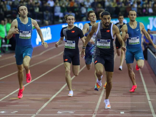 MADRID (ESPAÑA), 22/02/2023.- El atleta Saúl Ordóñez (c) entra vencedor de la prueba de 800 metros lisos masculinos, este miércoles en Centro Deportivo Municipal Gallur de Madrid, dentro de la Sexta edición del "World Athletics Indoor Tour Gold 2023. EFE/ Kiko Huesca
