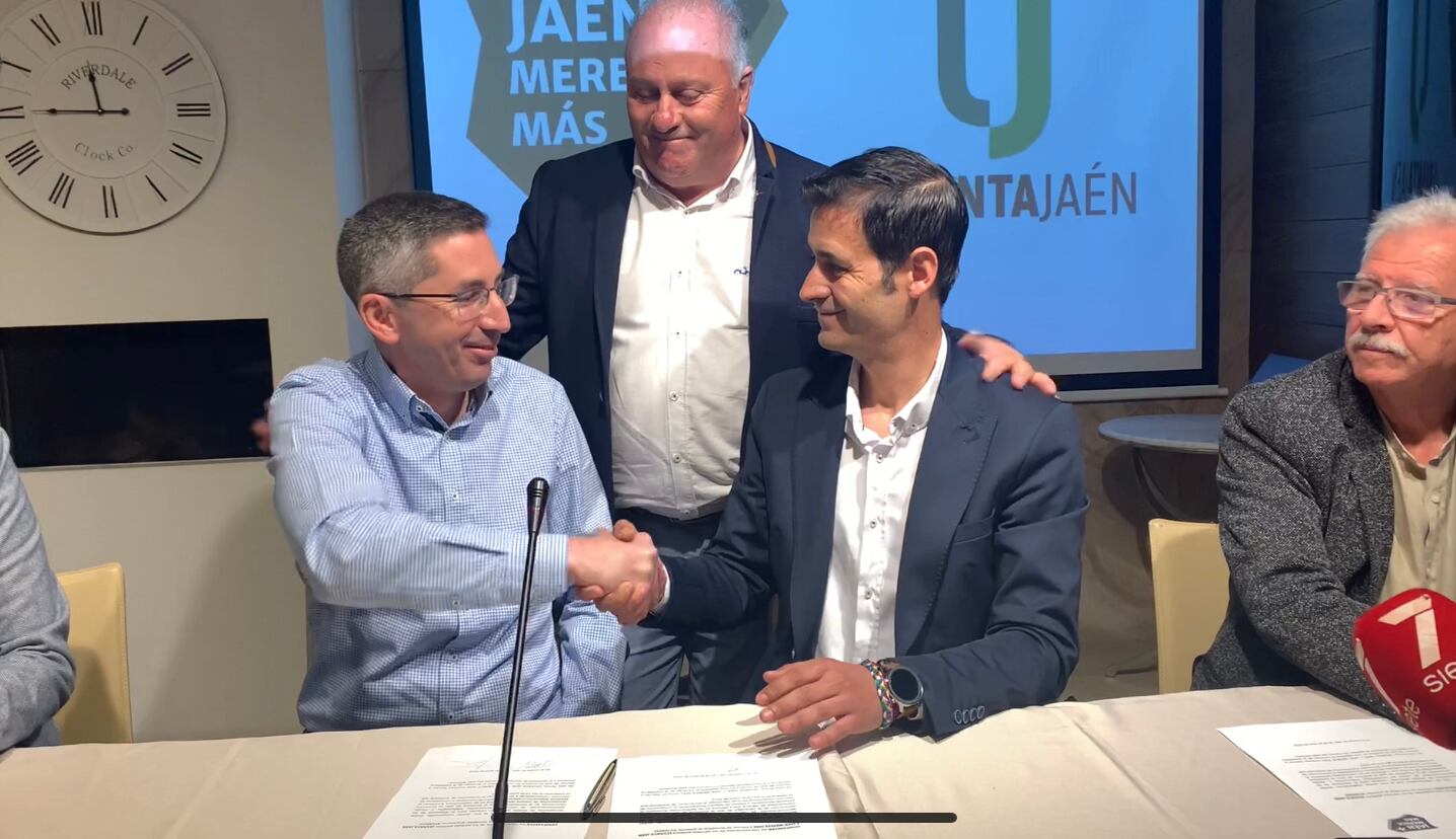 Los coordinadores de Jaén Merece Más, Juan Manuel Camacho (izqda), y de Levanta Jaén, Javier Saigner (dcha), se dan la mano después de firmar el acuerdo.