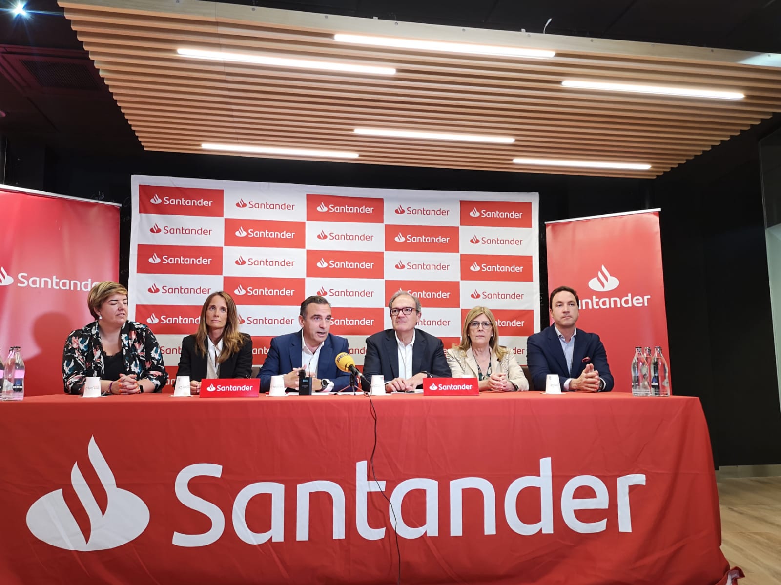 Manuel Iturbe, director territorial de Banco Santander en Cantabria y Asturias, Javier González Portilla, presidente de la Asociación Mujer y Talento y Cristina Marcén, fundadora de la asociación y directora del proyecto SUMA.