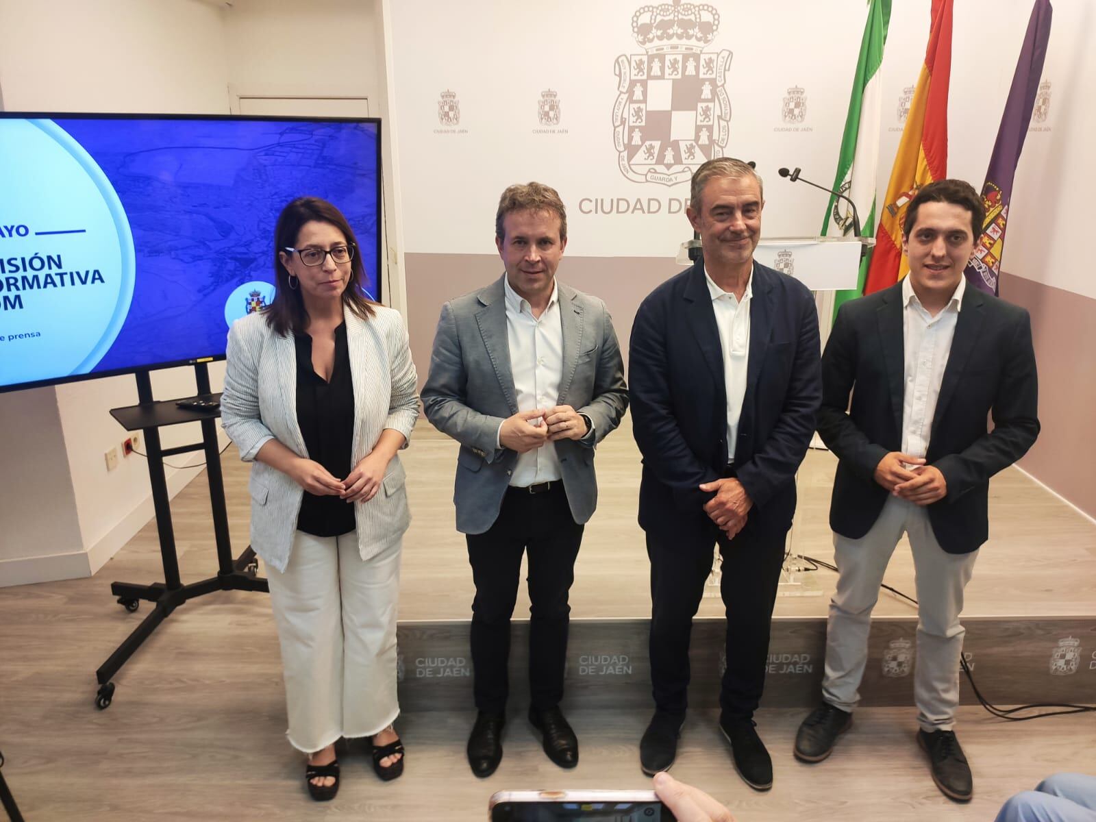 La segunda teniente de alcalde, África Colomo; el alcalde de Jaén, Julio Millán; Juan Carlos García de los Reyes como redactor del PGOM; y el cuarto teniente de alcalde, Luis García Millán antes de una rueda de prensa.